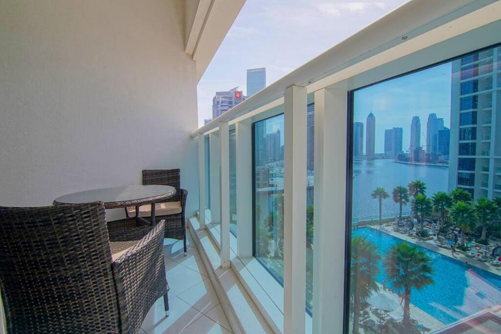 Luxury Hotel Apartment With A Canal View Dubai Exterior photo