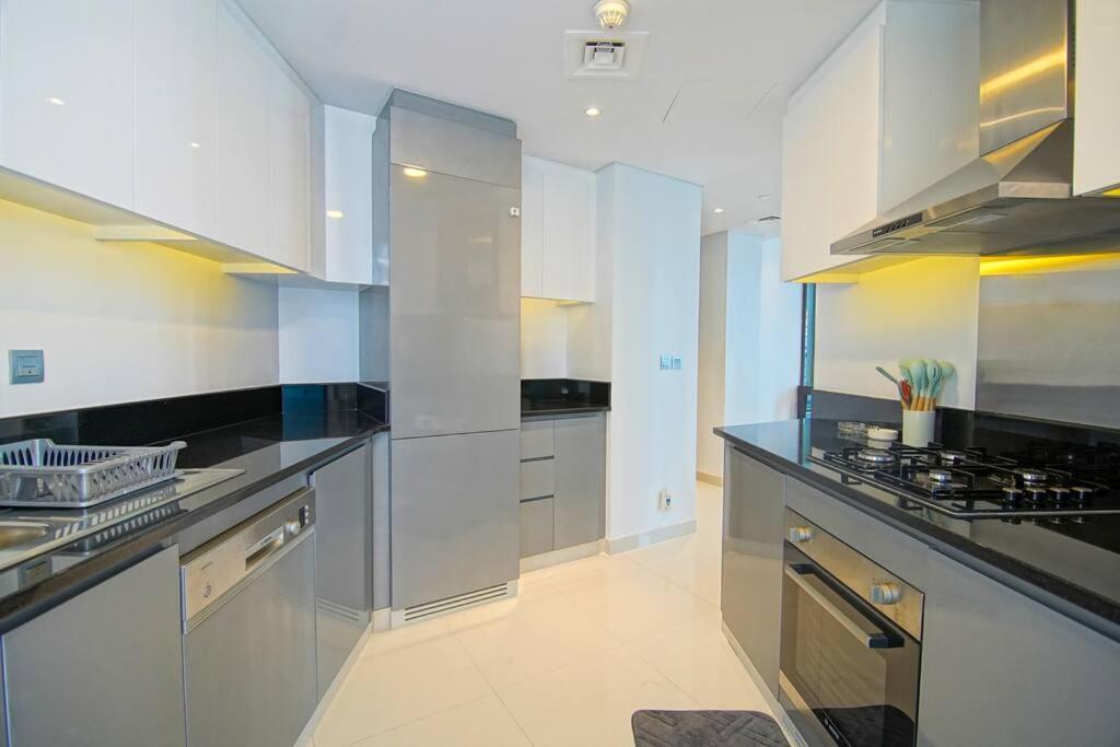 Luxury Hotel Apartment With A Canal View Dubai Exterior photo