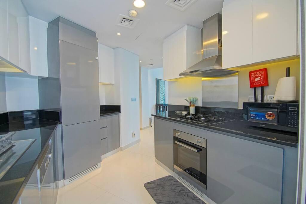 Luxury Hotel Apartment With A Canal View Dubai Exterior photo