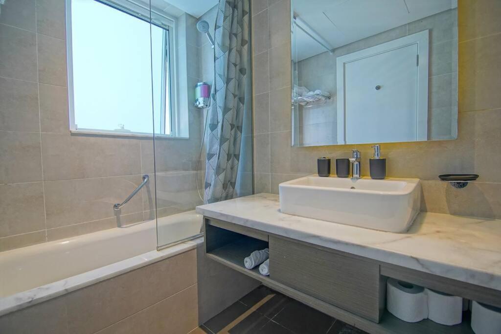 Luxury Hotel Apartment With A Canal View Dubai Exterior photo
