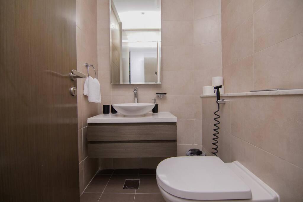 Luxury Hotel Apartment With A Canal View Dubai Exterior photo