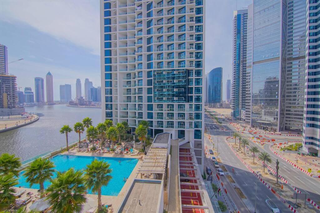 Luxury Hotel Apartment With A Canal View Dubai Exterior photo